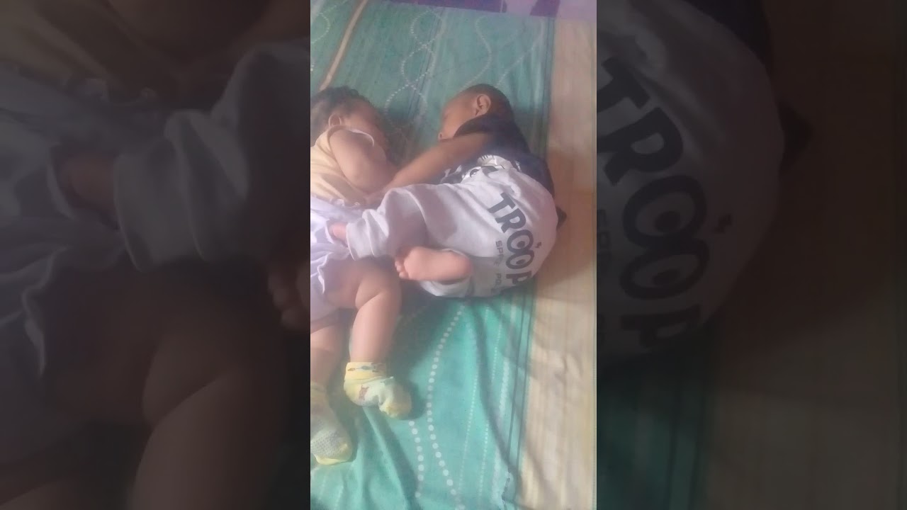 Kembar tapi beda👫👫👫 - YouTube