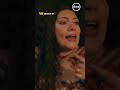 فراولة عندها كمية طاقة سلبية مش طبيعية بصراحة