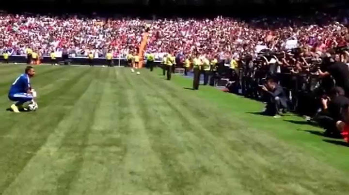 Keylor Navas steps onto the pitch of the Santiago Bernabéu for the first time