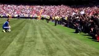 Keylor Navas pisa el césped del Santiago Bernabéu por primera vez 

Suscribirse al Real Madrid en YouTube: http://bit.ly/NSyxv8
Sigue el Real Madrid en Twitter: http://twitter.com/realmadrid
Sigue el 