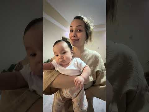 Annesi defneyi kullanarak tatlı yedi