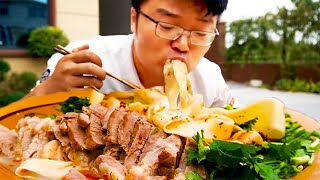 One catty of mutton and one catty of noodles  a bowl of chili oil  make serious mutton soup noodles