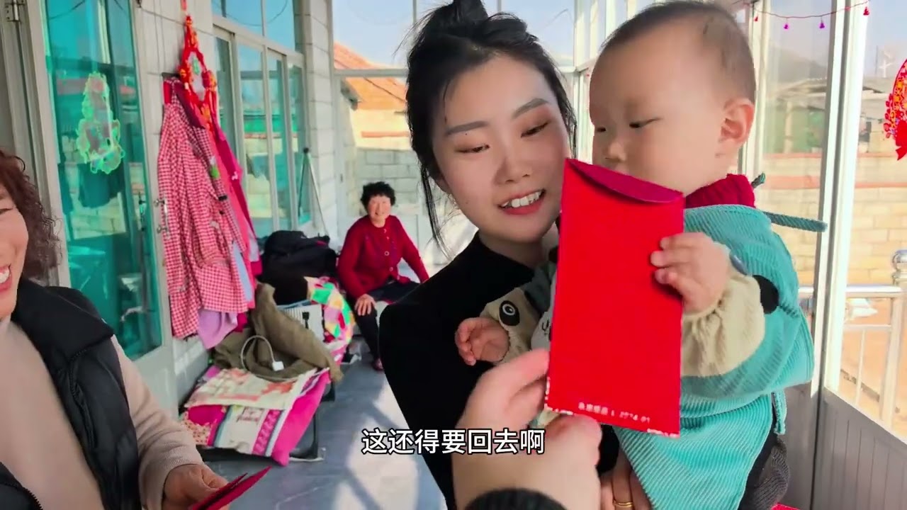 大年初二相聚丈人家吃团圆饭，灯暖饭也香，家人在身旁便是年味儿