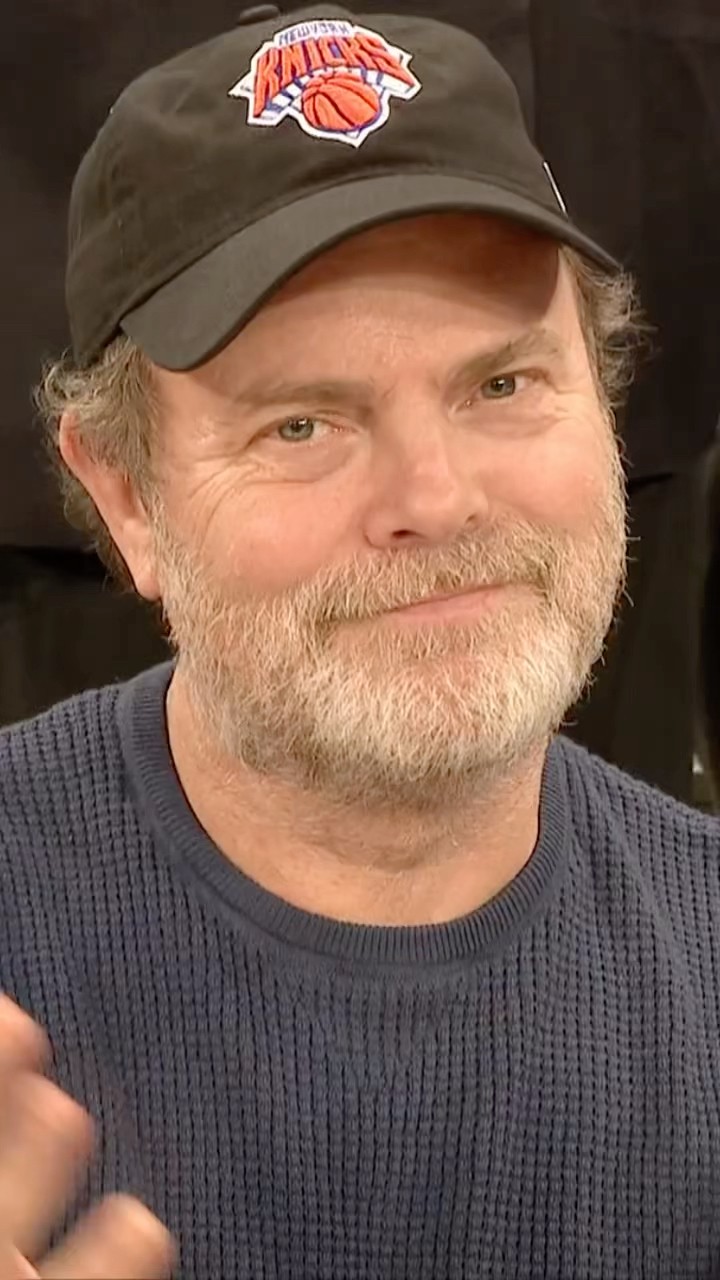 Rainn Wilson (Dwight Schrute) is in the house at MSG ⭐️