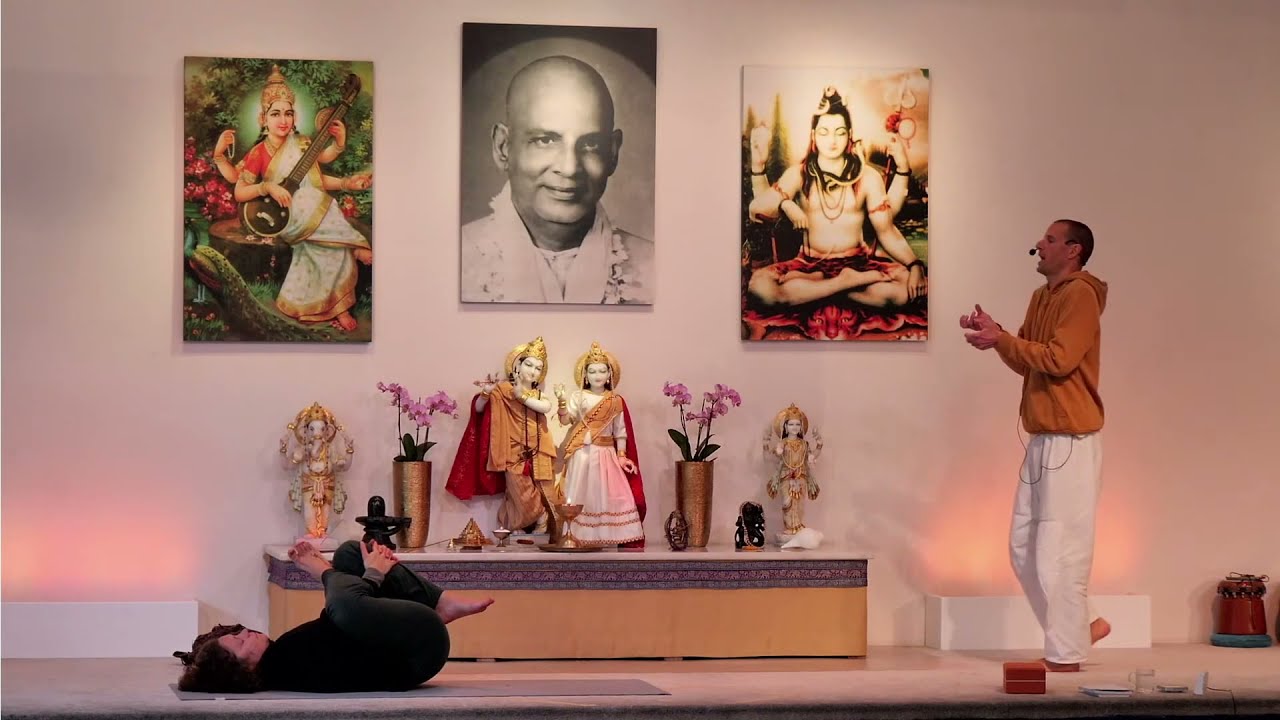 Rückenyogastunde mit Ravi - Yoga Vidya Ashram Live - 16:15 Uhr 06.04.2022