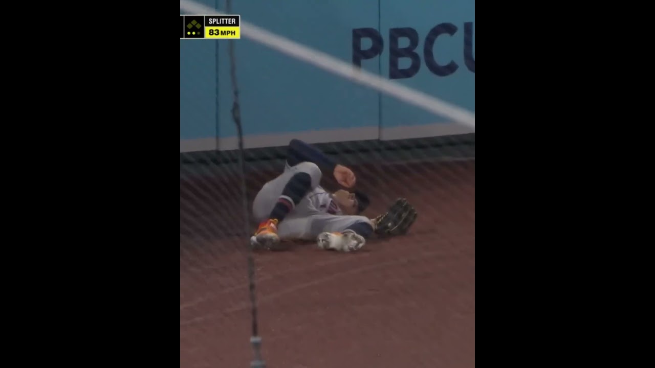 Mauricio Dubón crashed into the wall after making an incredible catch 