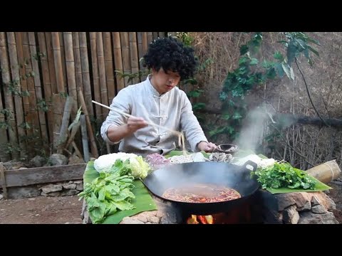 Thumbnail for 在山里煮火鍋，土灶燒柴直接吃，這火鍋吃的帶勁【村意】