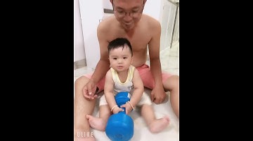 Hai cha con chơi với nhau