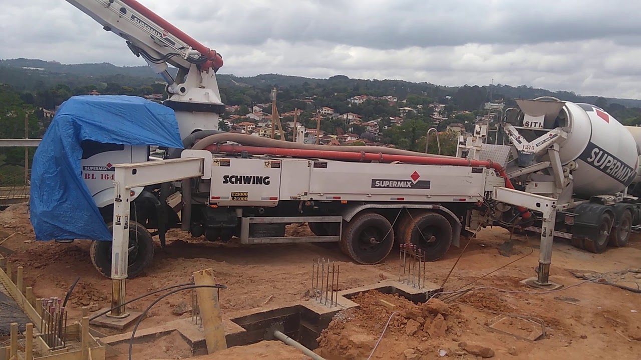Concretagem com bomba lança, piso com 105 metros cúbico.