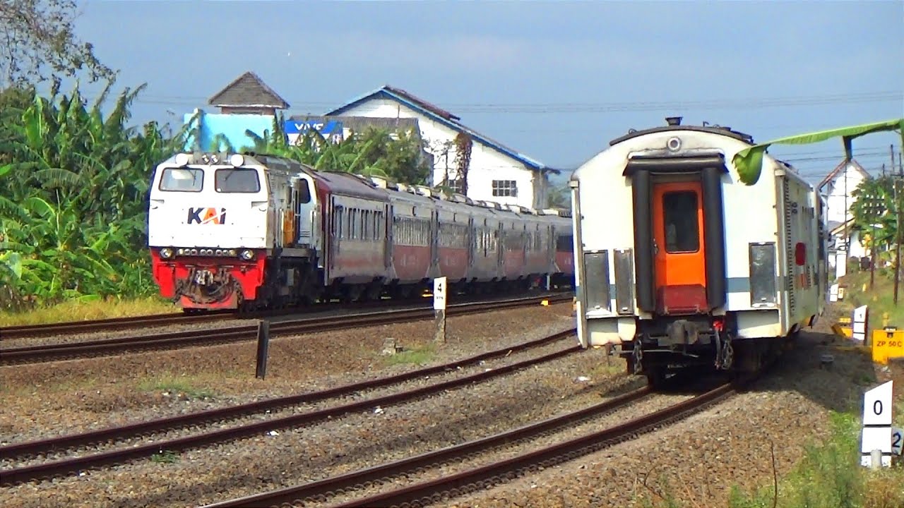 11 MOMEN KERETA API SALING BERPAPASAN DI GOMBONG, KEBUMEN, DAN KROYA