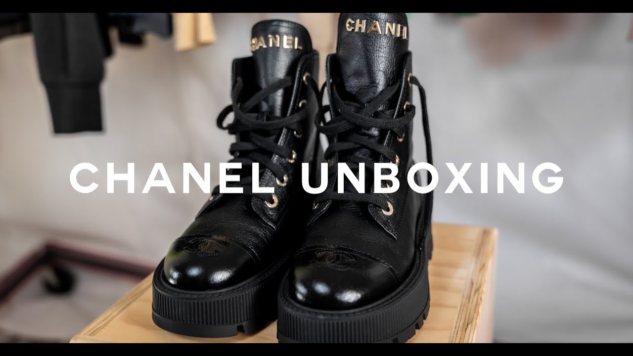 CHANEL Fall-Winter 22/23 black quilted leather lace up boots