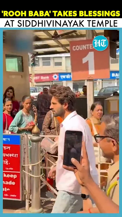 #BhoolBhulaiyaa3 Star #KartikAaryan Visits #Siddhivinayak Temple In #Mumbai | #shorts #bollywood