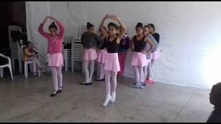 Gaby E As Meninas Fazendo Ballet