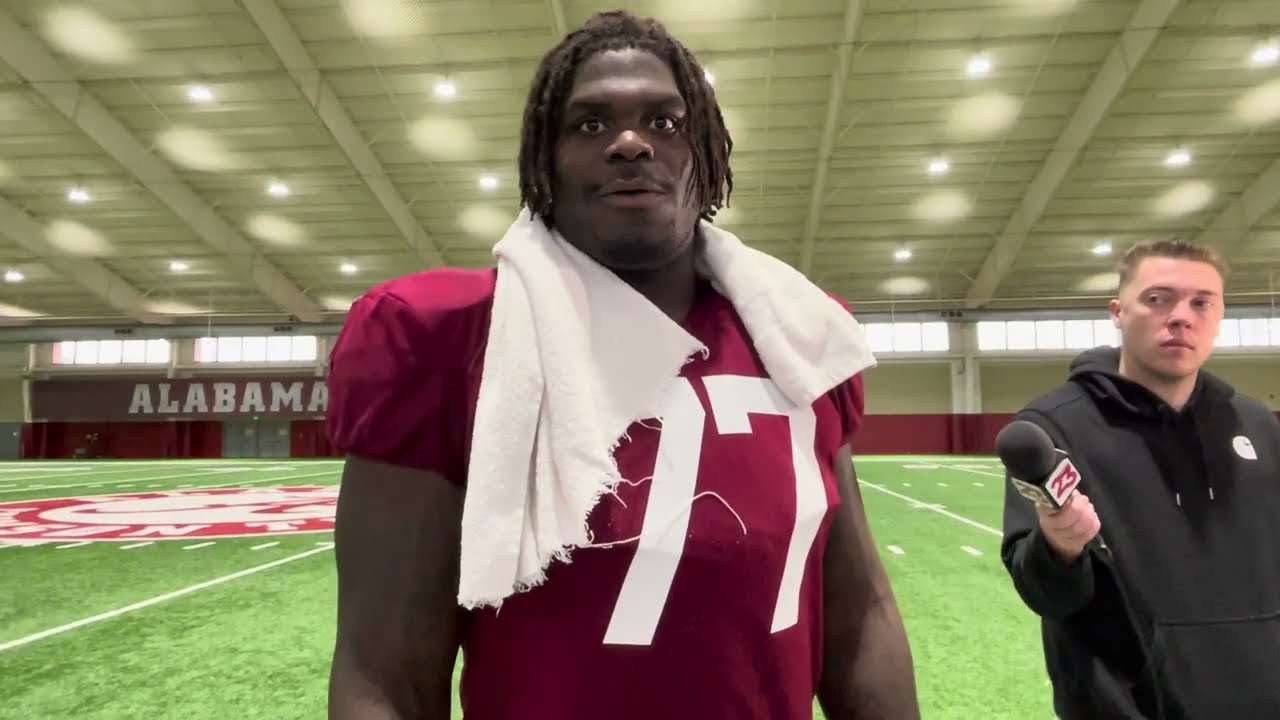 OL Alabama Football Джейден Робертс общается с журналистами во время недели отдыха