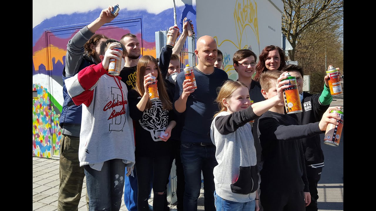 football score Tobi Werner & der FCA-KidsClub sprayen Graffiti