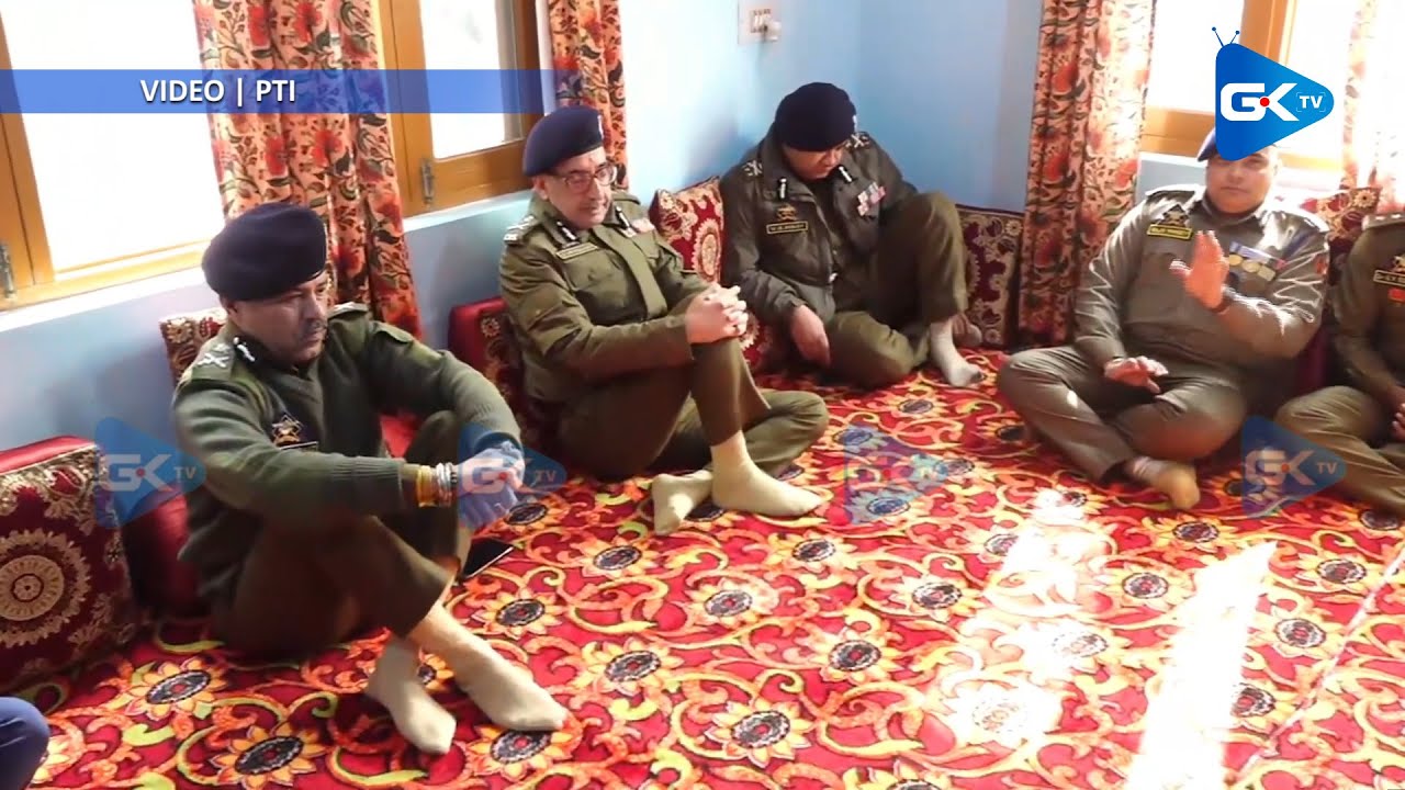 Взрыв в Ноугаме: JK DGP Налин Прабхат, IGP Кашмир В.К. Бирди посещают семью констебля Айджаза Афзала