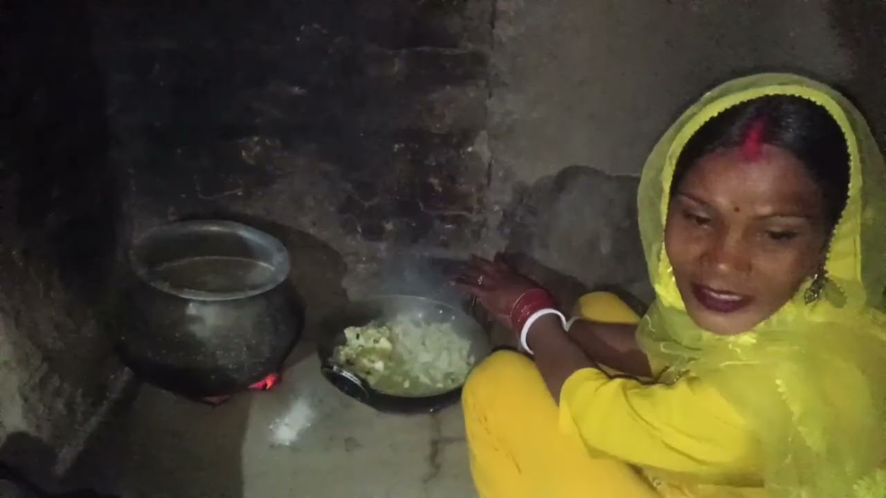 गोभी की भुजिया बना रहीहै