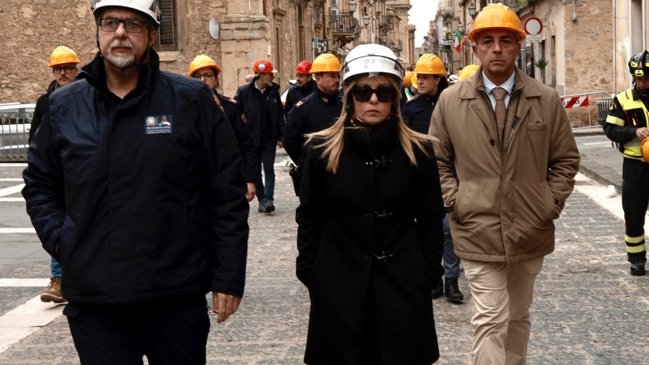 🔴 VISITA A SORPRESA DI GIORGIA MELONI A NISCEMI, SOPRALLUOGO NELL'AREA DELLA FRANA.