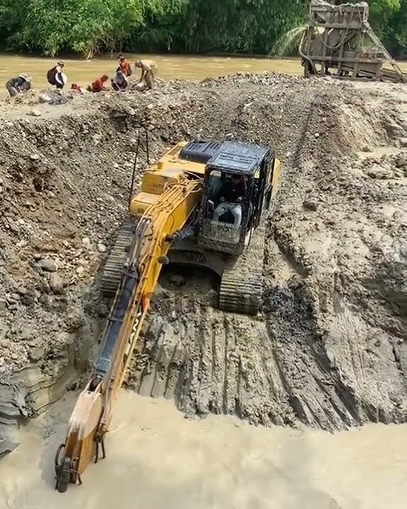 alat berat excavator mengambil air. cocok untuk status whatsapp anak tambang