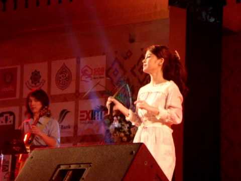 บทเพลงพระราชนิพนธ์ "ใกล้รุ่ง" - ตุ๊กตา จมาพร @ท่าพระอาทิตย์ 22-12-13