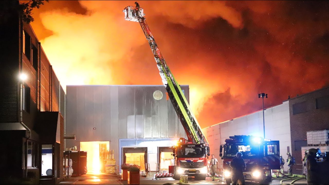 Zeer grote brand legt veevoederbedrijf Antennestraat Veenendaal in de as