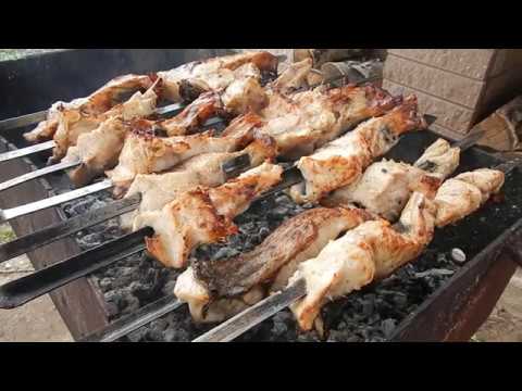 Шашлык из БЕЛОГО АМУРА на деревенском мангале. Вкуснее любой рыбы!
