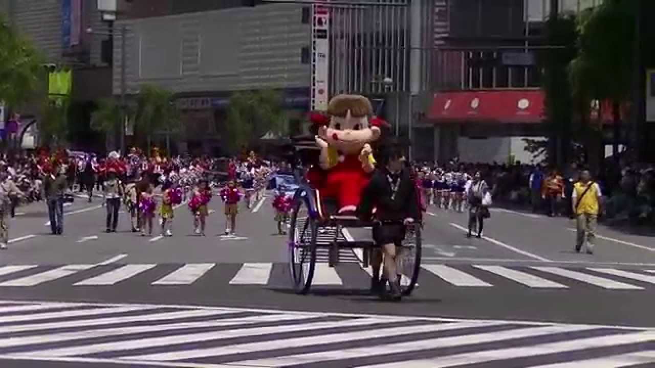 キティちゃん人力車＆ペコちゃん人力車（第七回銀座柳まつり 銀座ゴールデンパレード） - YouTube