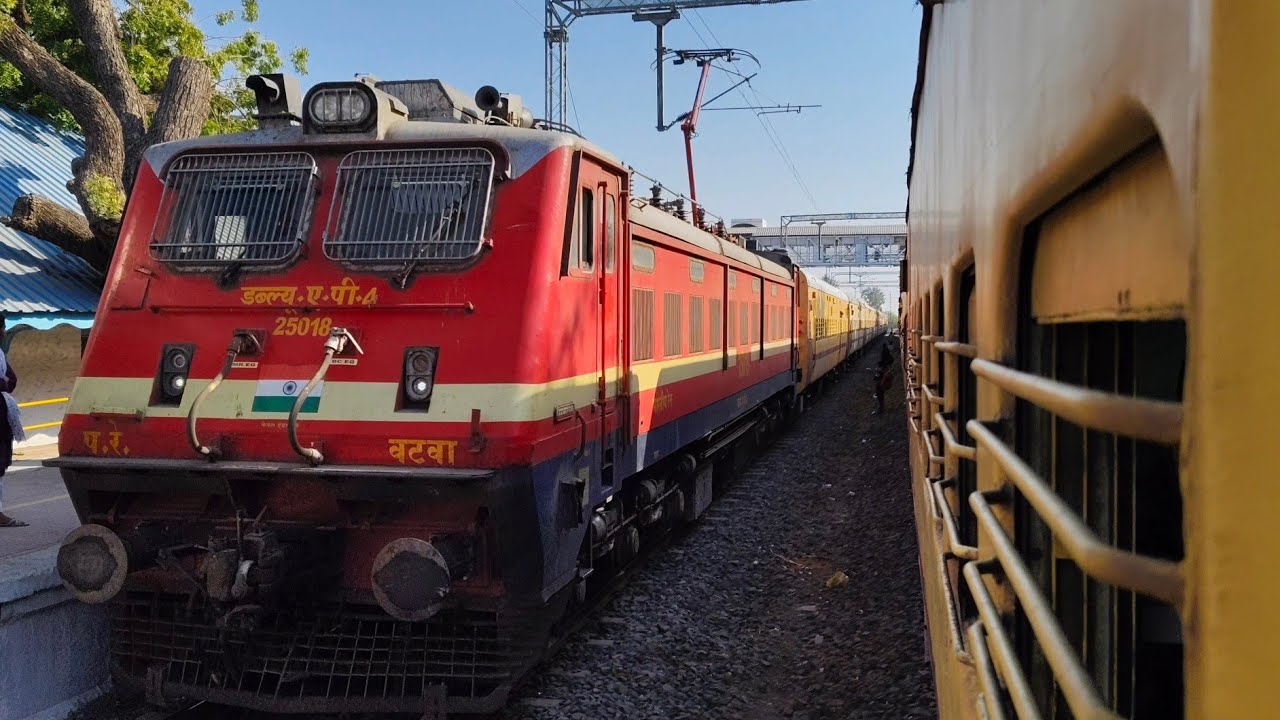 Vatva WAP4 25018 Entering Botad Jn. with 59234 