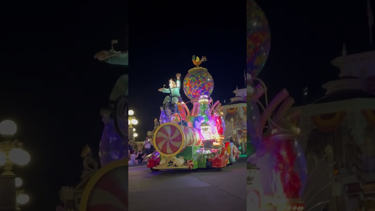 Vanellope van Schweetz reacts to the crowd at Mickey Mouse Boo To You Parade 🍭 