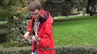 Уличный музыкант играет на электроскрипке