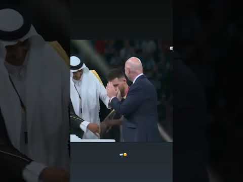 لحضه تتويج ميسي بكاس العالم وشيخ تميم بن حمد يهدي العبائه شيخ ميسي كأس العالم قطر 2022