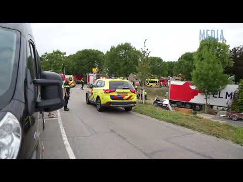 Vrachtwagen rijdt in op publiek buurtfeest Zuidzijdsedijk Nieuw Beijerland