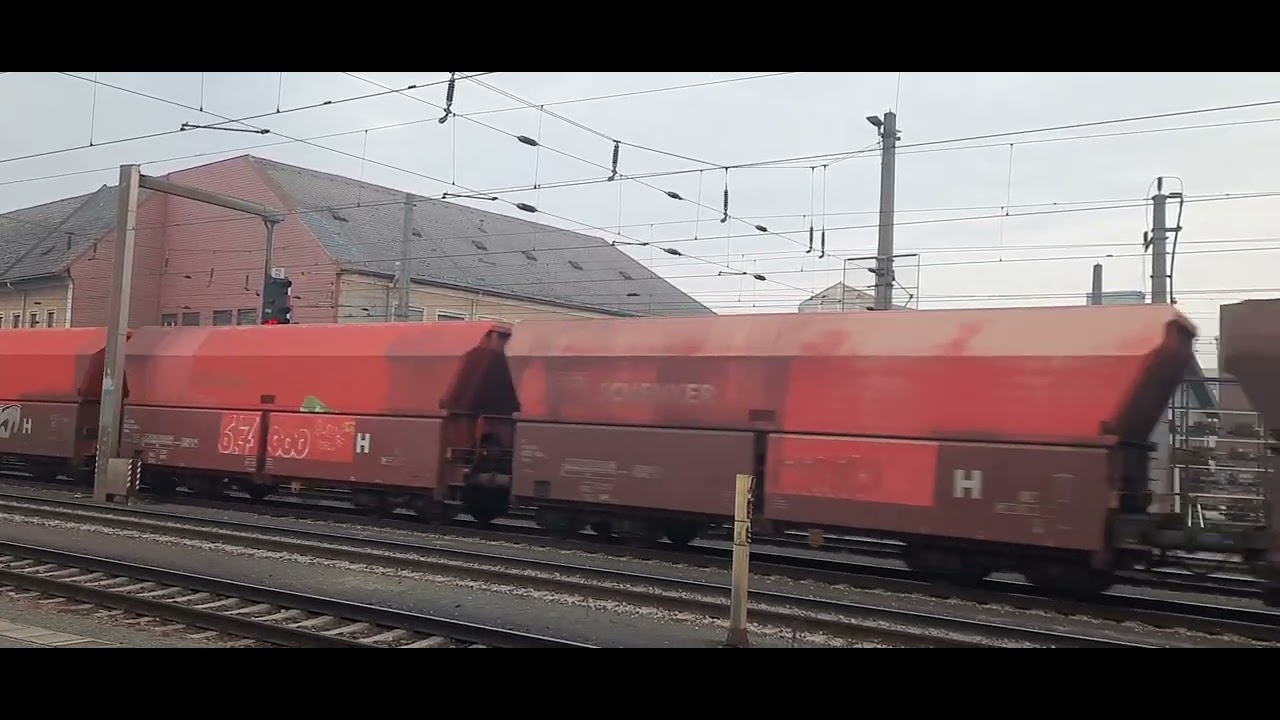 185 387-8 und 185 338-1 mit einem Güterzug in Linz Hbf am 28.12.2023