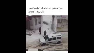 Çamura Saplanan Arabaya Yardım Etmeye Çalışan Komik Adamlar