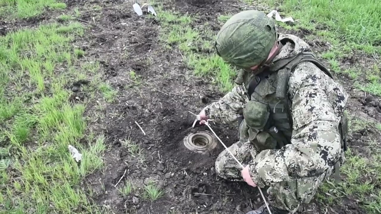 Footage of WMD' engineering unit demining the territories of settlements in Kharkov region