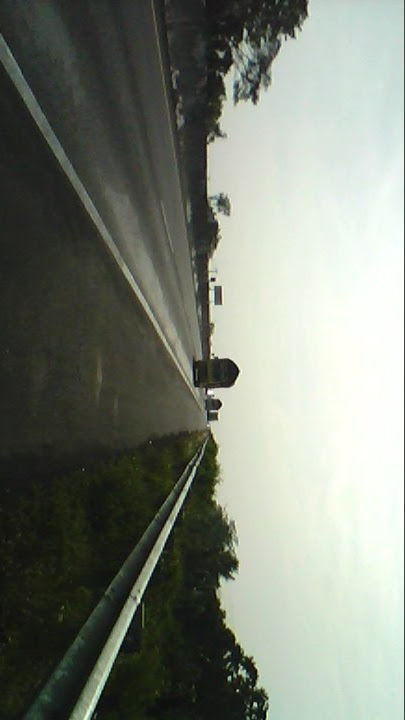 Mentahan Truk oleng parah