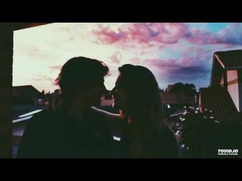 Saly Betli - სახლი ლურჯი ფანჯრებით