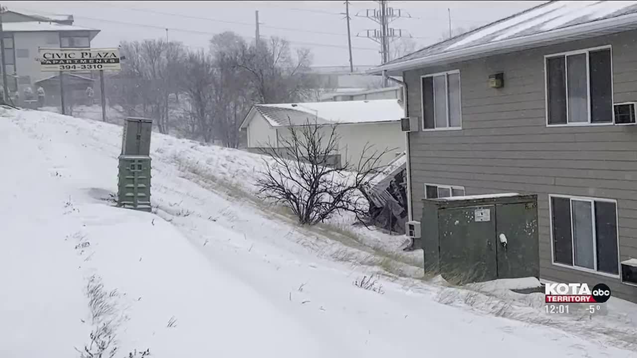 Truck crashes into apartment building - YouTube