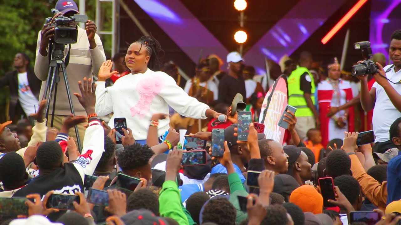 GLORIA KOTESTES EN 5MINS DURING KALENJIN MUSIC FESTIVAL AWARD