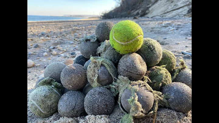 Upptäckningen av massor av tennisbollar längs en strand