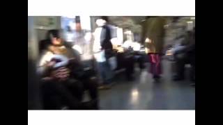 電車の中でキックボードするやつ現る