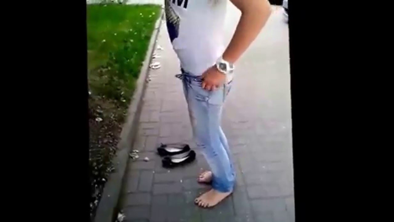 Всунул палец в попу спящей красавице и разбудил