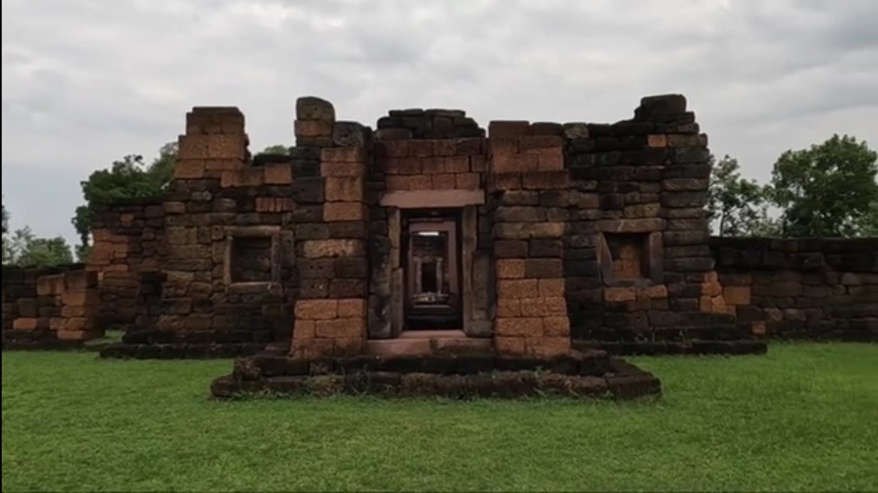 ปราสาทช่างปี่..พระอาทิตย์ลอดช่องผ่านประตูจากซุ้มโคปุระถึงวิมานประธาน  สุคตาลัย อโรคยาศาล อ.ศีขรภูมิ