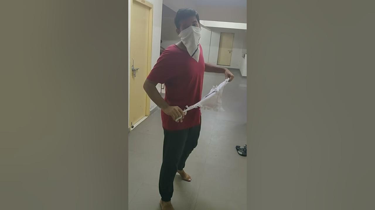 Red shirt uncle teaching handkerchief Martial arts.