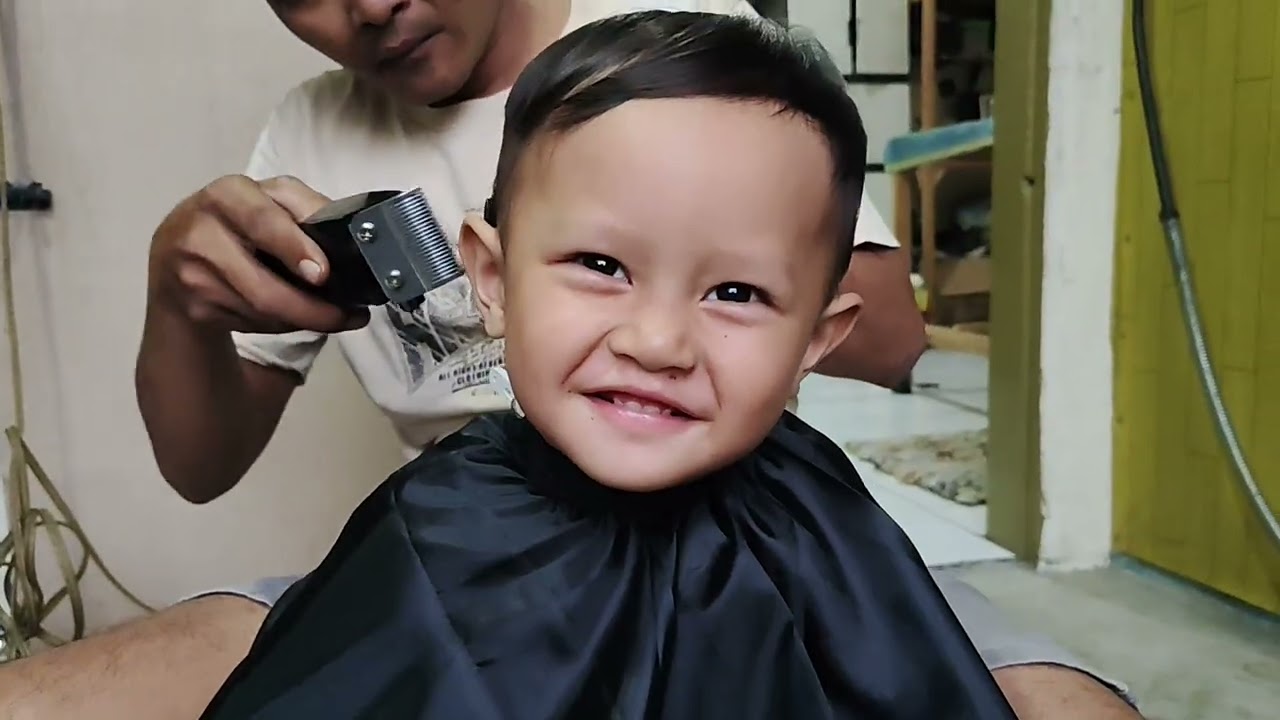 Ekspresi Zayn cukur rambut pertama di Salon nya Papa 😂