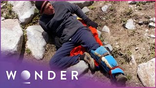 FIGHT TO SURVIVE - THIS MAN BUILT HIMSELF A SPLINT AFTER FALLING OFF A MOUNTAIN