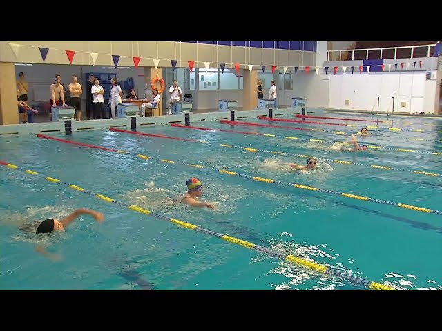 Пловцы из Серовского металлургического техникума первые в эстафете по плаванию #серовтв #серов