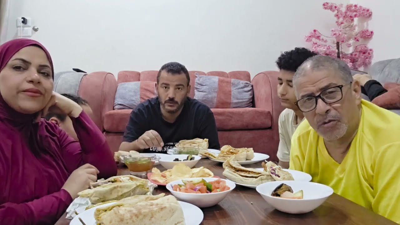 عمالين تقولوا وتعيدوا في الكومنتات 🫣 رد ابويا عليكم بعيدا عن الكلام الكتير 😱