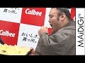 大関・貴景勝、“感謝状”を試食？　カルビー「ポテトチップス うすしお味」PR大使感謝…