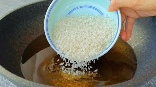 Put the rice in the boiling oil pan